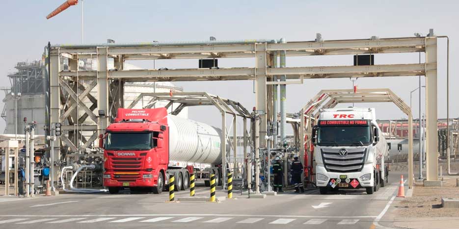 Vakuum LNG semi-trailers at Peru LNG terminal