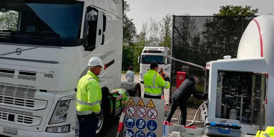 At Vakuum we train your staff in the correct use and maintenance of cryogenic equipment At Vakuum we train your staff in the use and maintenance of cryogenic equipment