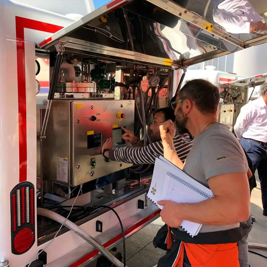 Vakuum training courses for your customers Vakuum trains all its clients for the correct use and operation of cryogenic equipment