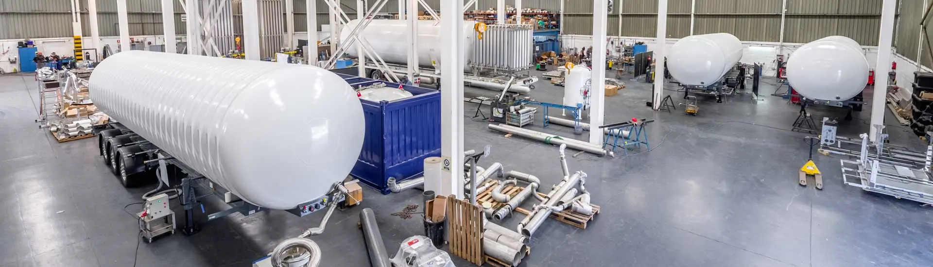 Vakuum leader in design and manufacture of semi-trailers and mobile units for the transport of LNG and Air Gases Vakuum, specialists in designing and manufacturing semi-trailers and mobile units for the transport of LNG and air gases LIN - LOX - LAR